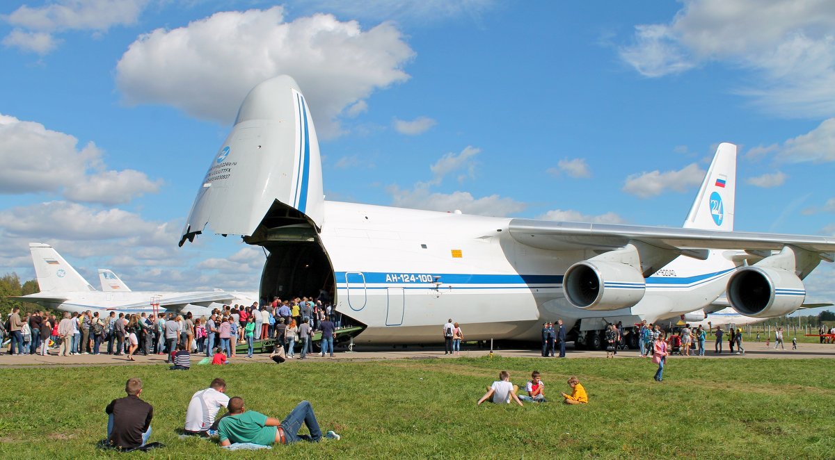 Самолет Ан-124 «Руслан». Очередь на экскурсию в кабину экипажа. - Анастасия Яковлева