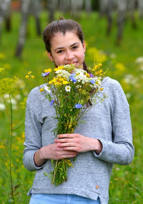 Девушка с полевыми цветами - Mikhail Irtyshskiy