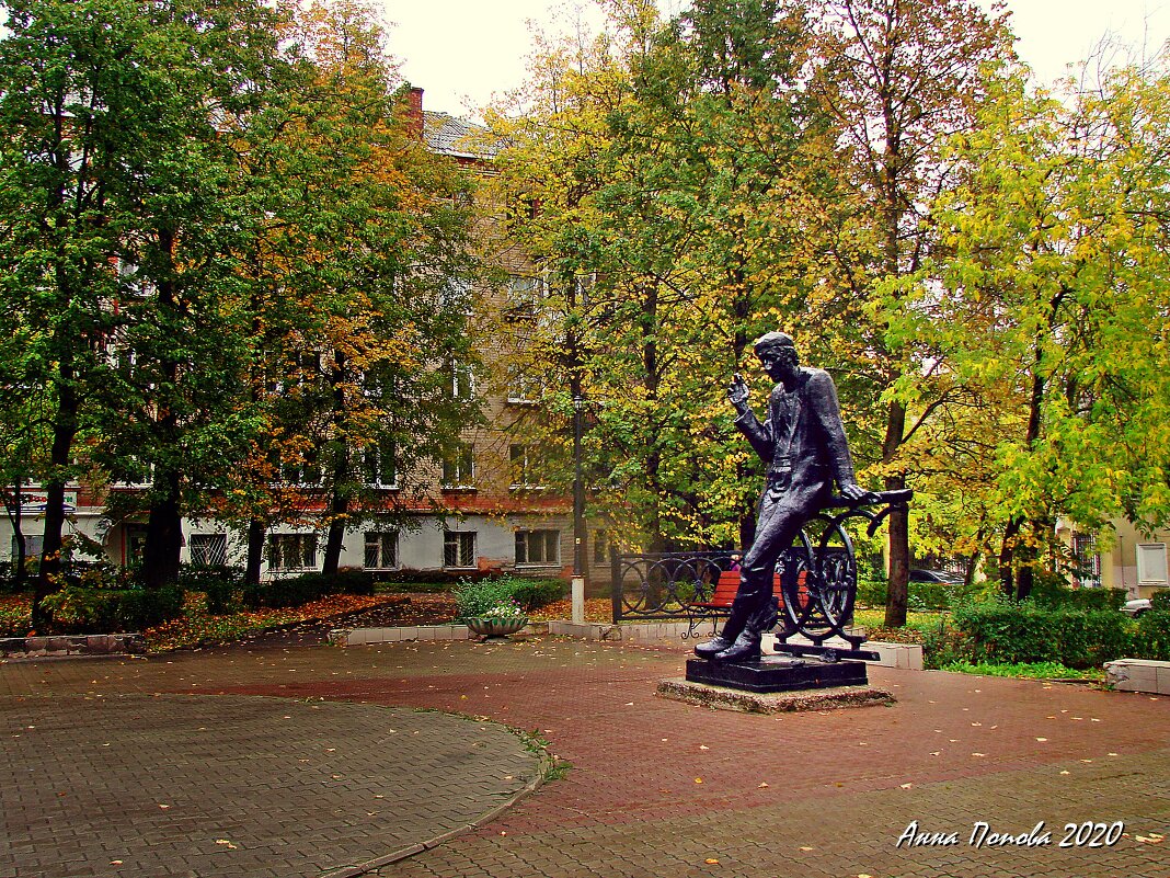 Памятник уральскому поэту Алексею Решетову в Березниках. - ANNA POPOVA