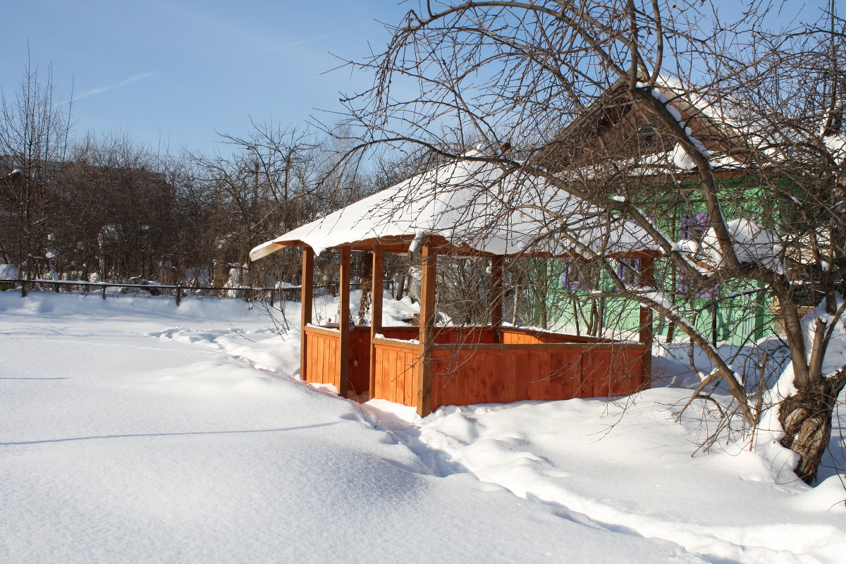 Беседка в саду - Виктор Сухарев