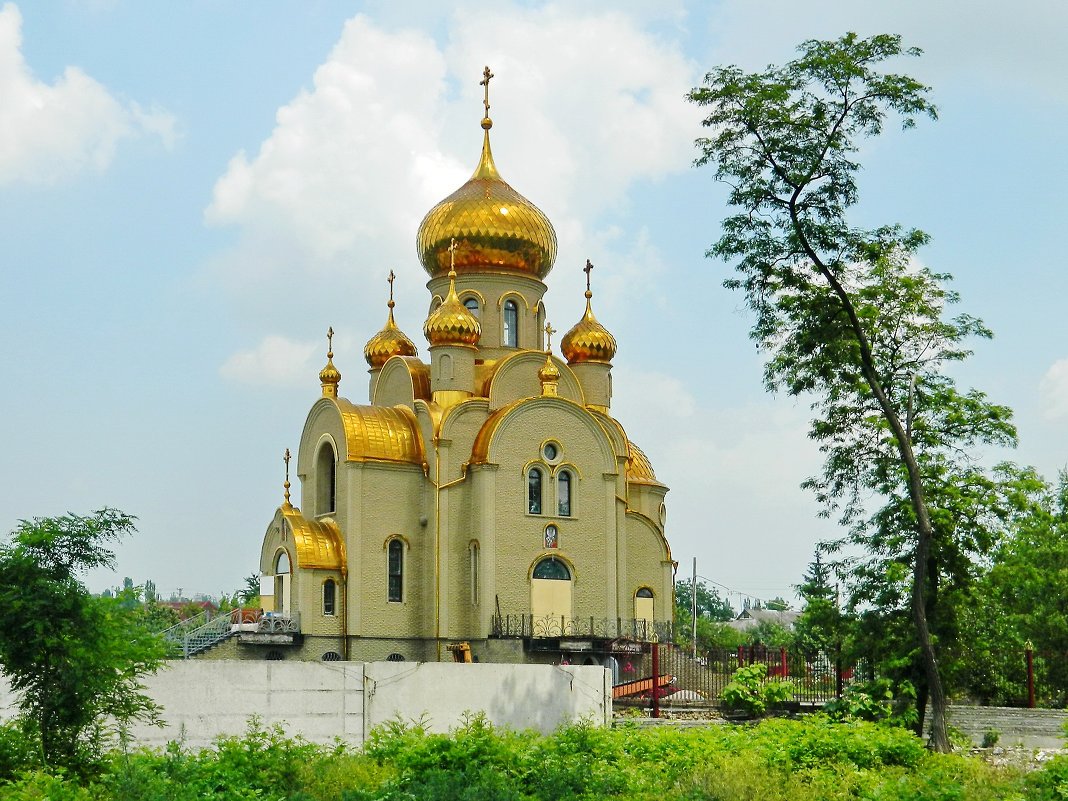 Вид на Свято-Иверский храм с дороги Донецк - Шахтерск - Александр Бурилов