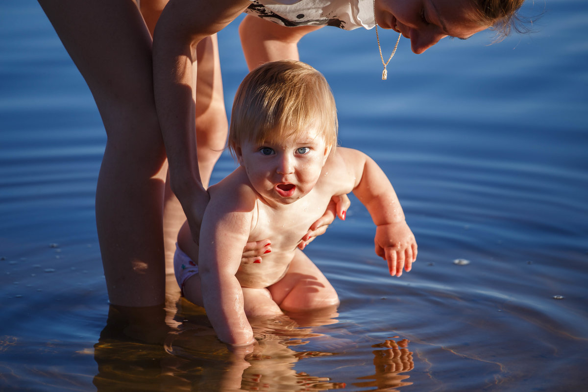 первое купание малыша в речке и его забавная реакция - Александра Маркварт