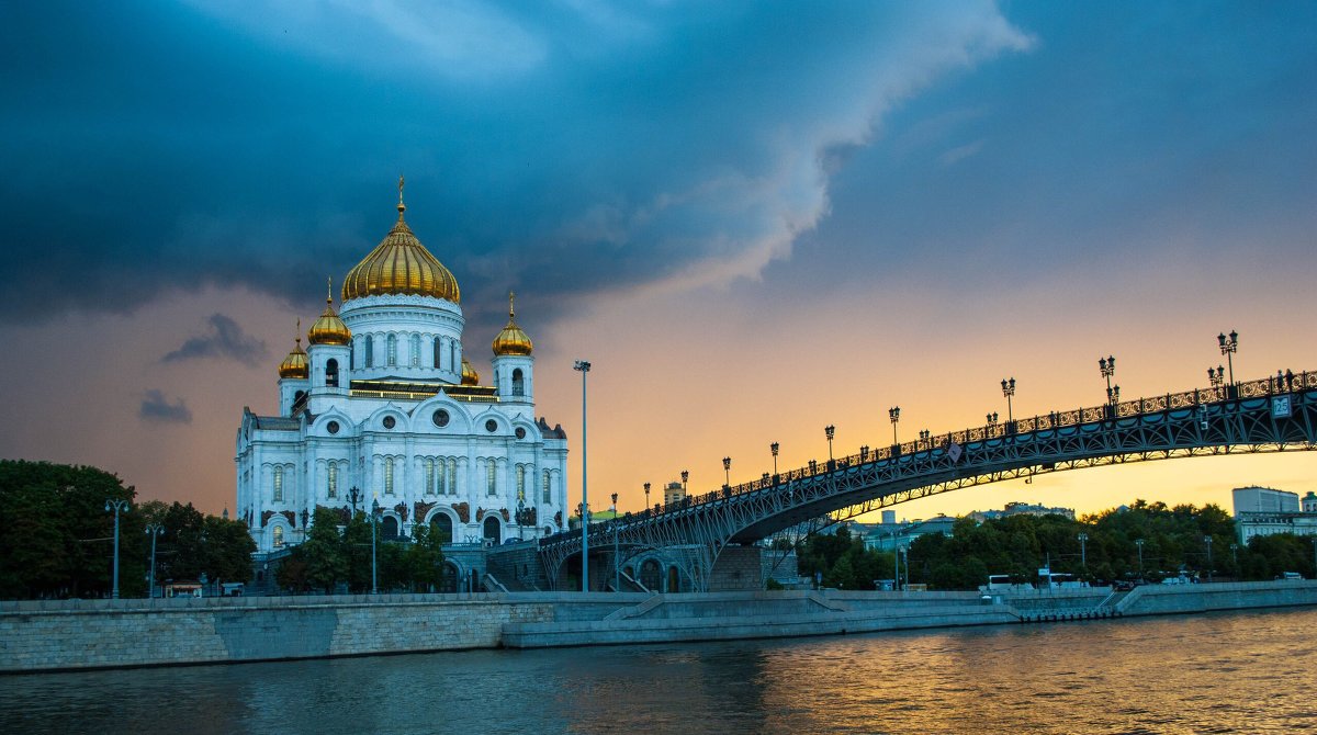 Мгновение перед грозой. Храм Христа Спасителя, Москва. - Robin Redbreast 