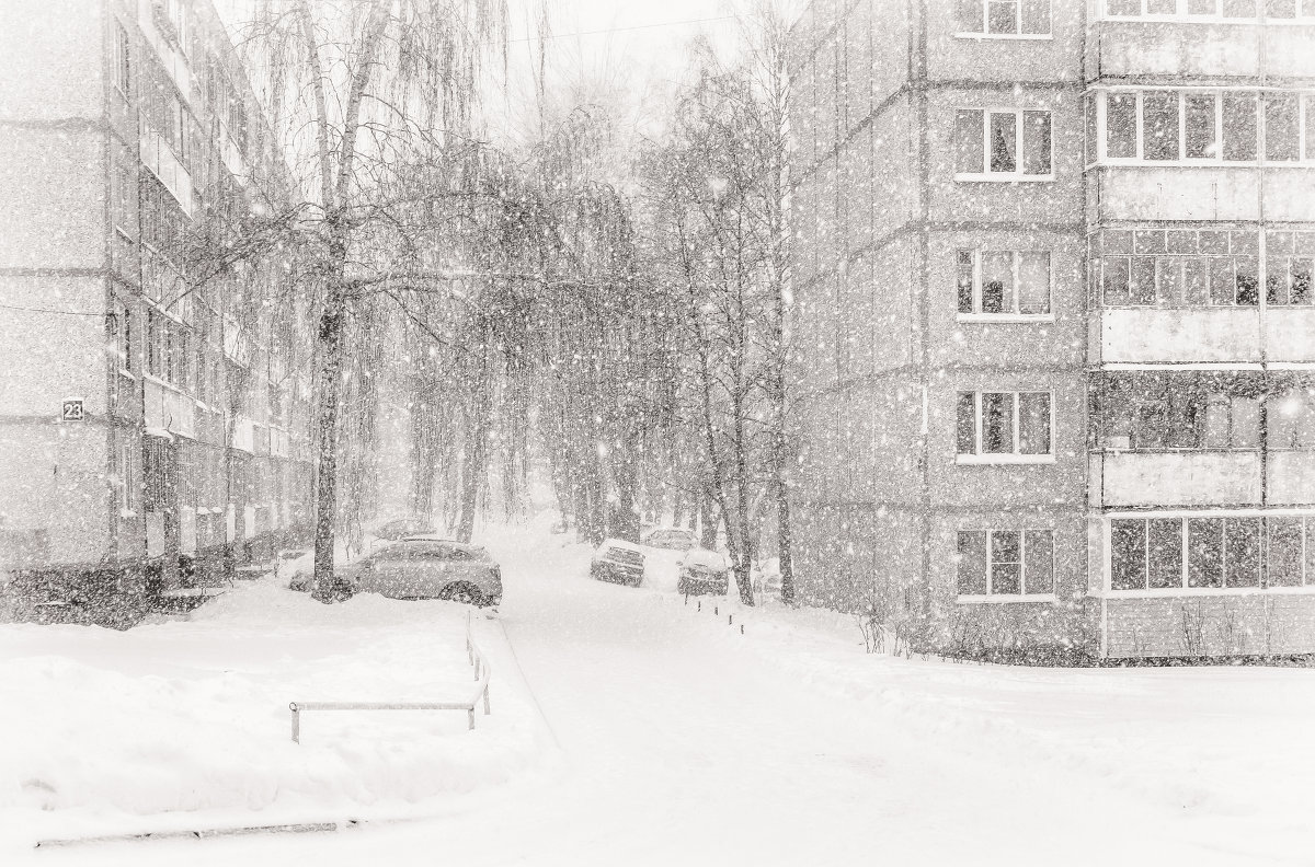 Снегопад вторгся в суету города, и можно никуда не спешить - Игорь Николаев