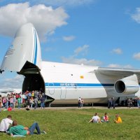 Самолет Ан-124 «Руслан». Очередь на экскурсию в кабину экипажа. :: Анастасия Яковлева