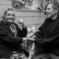 Бабушка рядышком с дедушкой :: Анна Вязникова