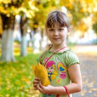 Девочка с детской улыбкой собирает желтые листочки. :: Олег Чернышев