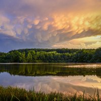 Закатное озеро перед грозой :: Lyudmyla Pokryshen