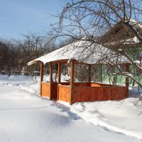 Беседка в саду :: Виктор Сухарев