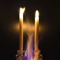 ...и зажигая свечи подсвечника хрусталь горел. :: Виталий Дарханов