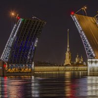 Разводка Дворцового моста в Санкт-Петербурге :: Дмитрий Рутковский