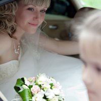 Невеста смотрит на девочку :: Вячеслав Крисанов