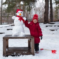 Таня и Снеговик :: Елена Ахромеева