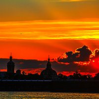 Закат над Петропавловской крепостью :: Александр Неустроев
