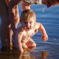 первое купание малыша в речке и его забавная реакция :: Александра Маркварт