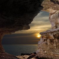 Вид на море из пещеры. :: Дмитрий Макаров