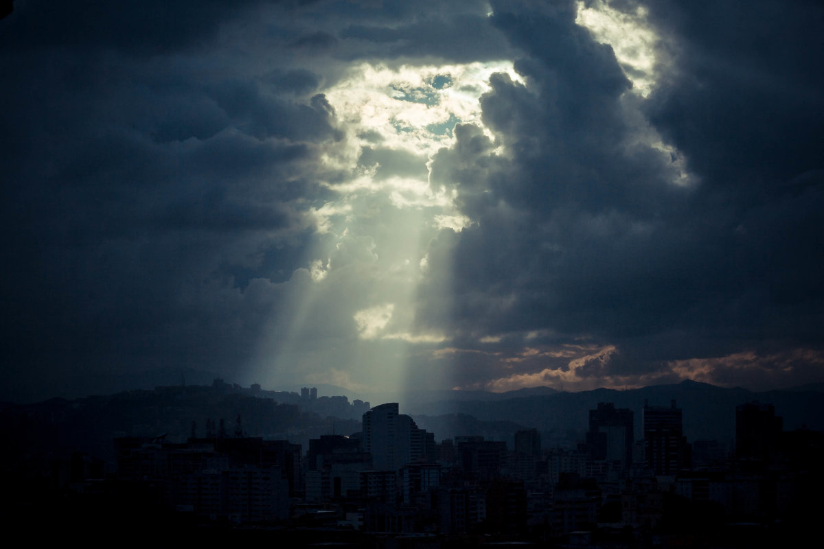Луч света над Каракасом - Дмитрий Иванов