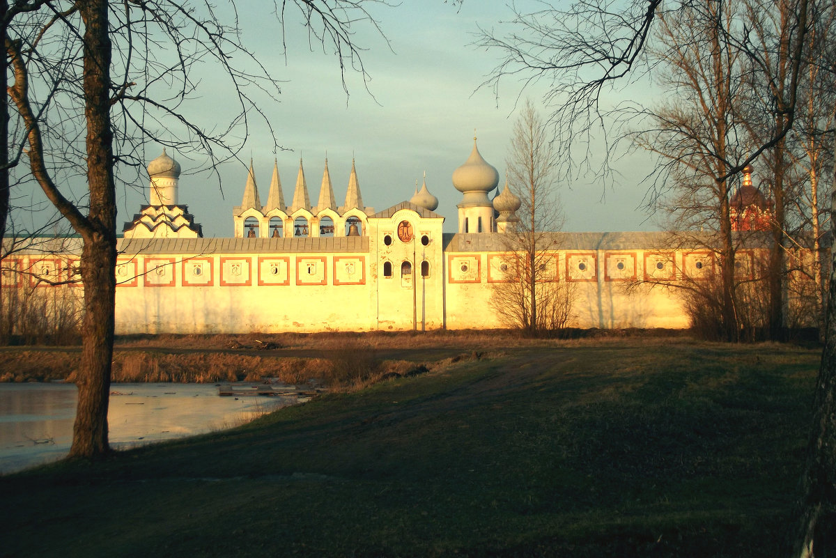 мужской монастырь на закате - Сергей Кочнев