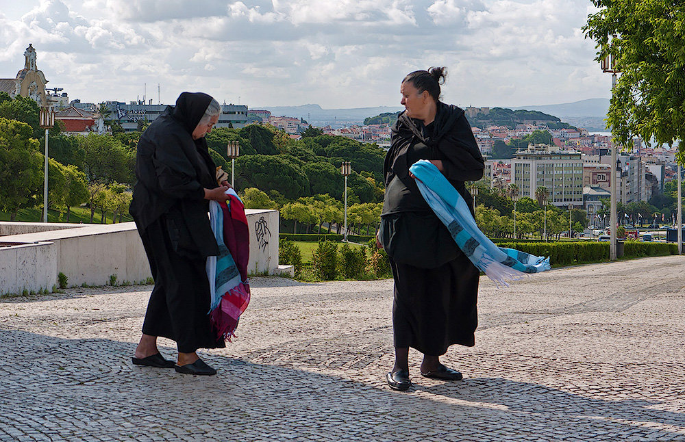 Торговки сувенирными платками. Лиссабон, Португалия. - Lmark 