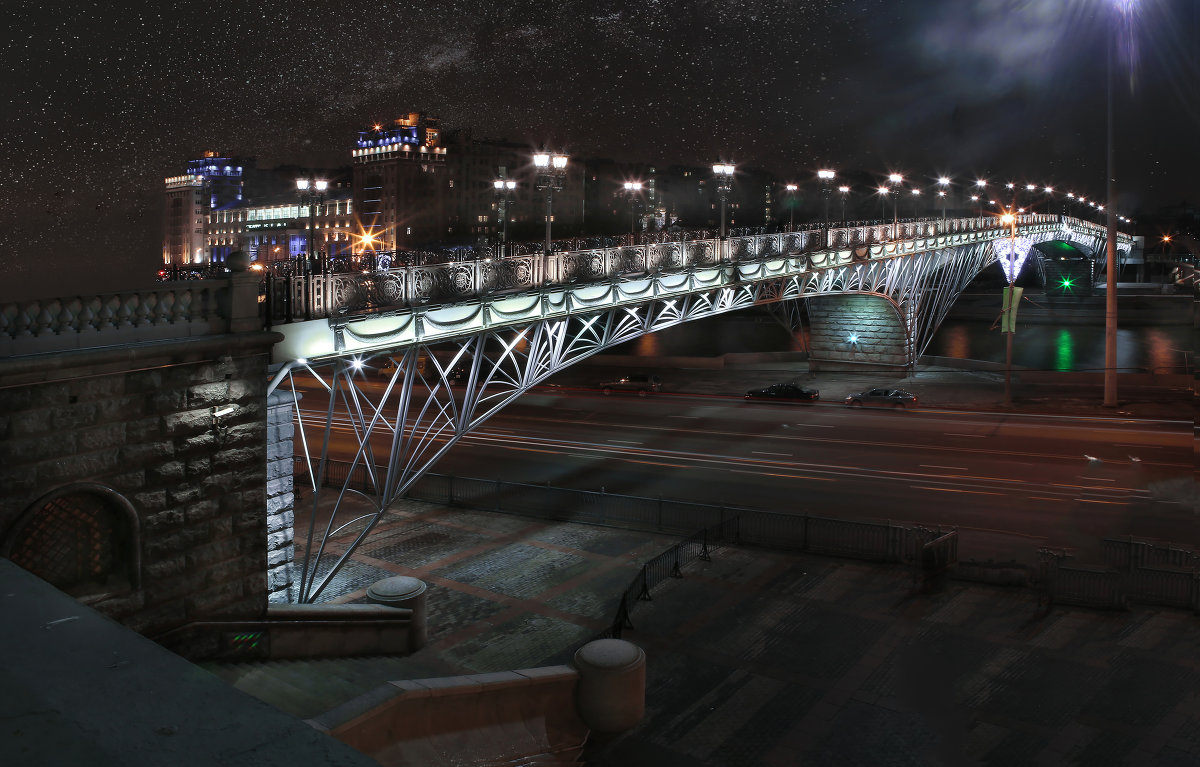 моя столица ночная москва(пешеходный мост от храма Христа Спасителя через Москву реку) - юрий макаров
