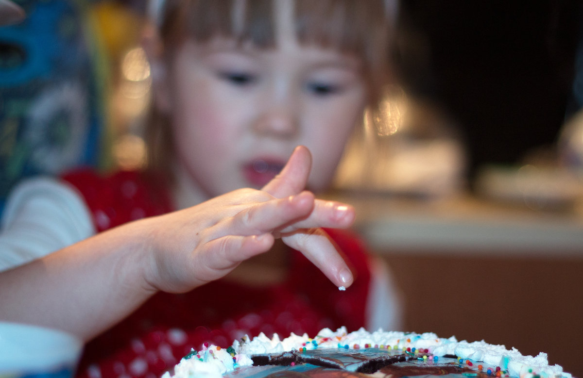 ребенок пробует торт - Мария Комарова