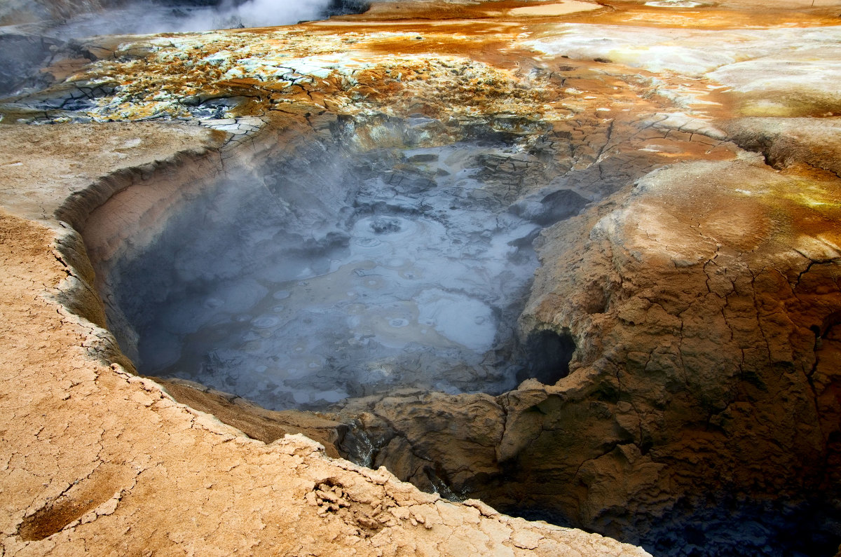 У кратера грязевого вулкана (Исландия) - Олег Неугодников