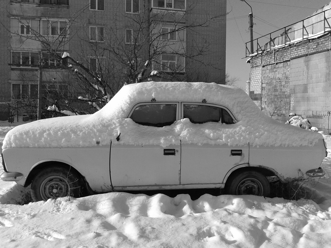 машина забытая под снегом - Юлия Закопайло