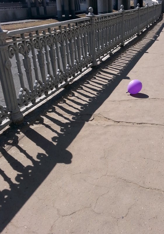 Одинокий фиолетовый шарик на мосту - trinidad 