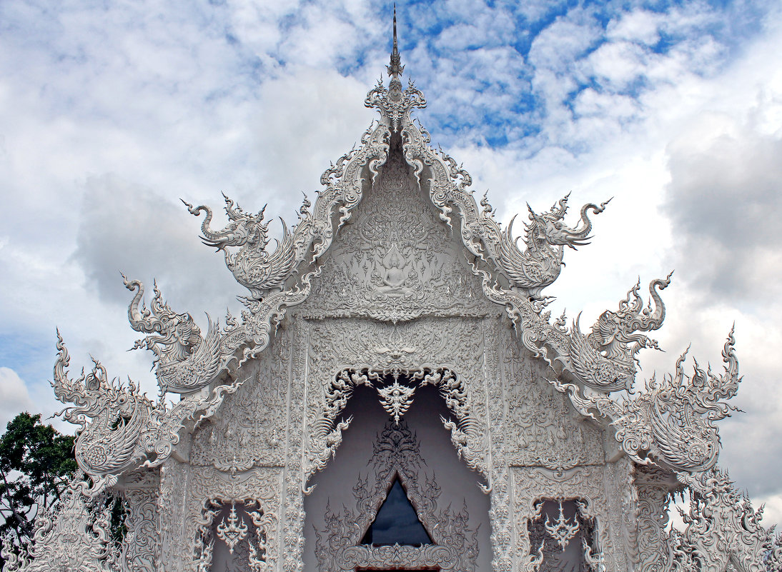 Таиланд. Чанг-Рай. Белый храм, фронтон - Владимир Шибинский