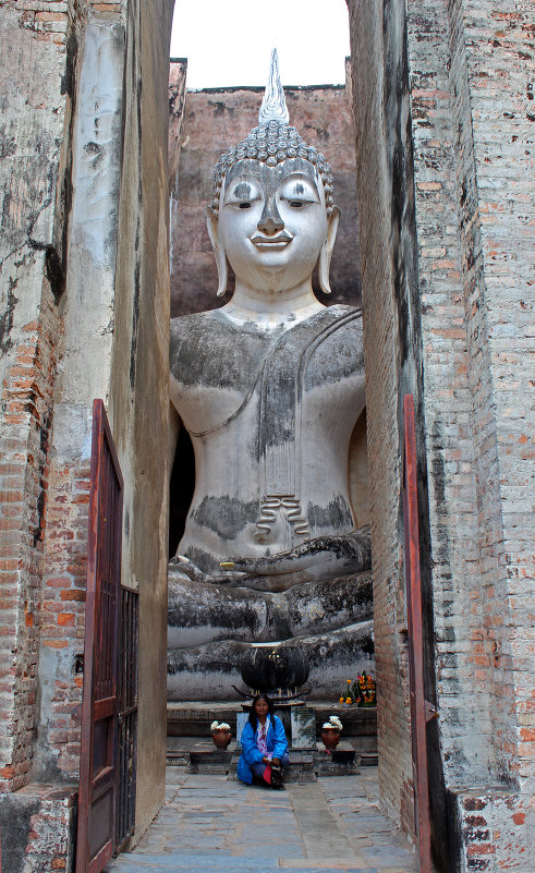 Таиланд. Си Сатчаналай. Статуя Будды, особо почитаемая тайцами - Владимир Шибинский