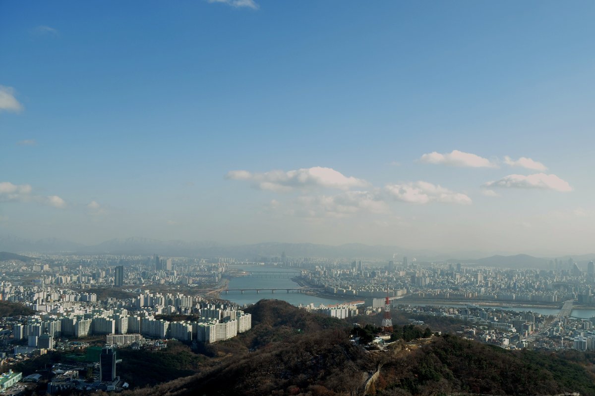 Вид с Золотой башни (262 м) на Сеул. Река Ханган. - Ева Такус 