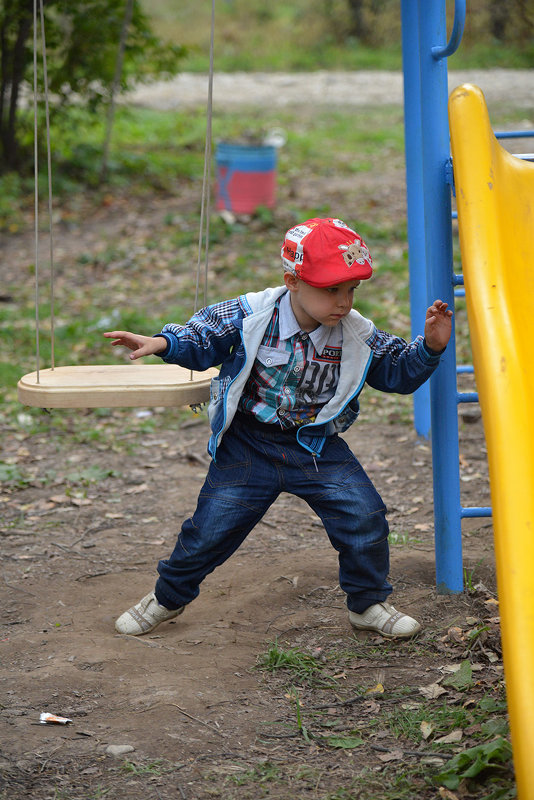 Ребенок на игровой площадке - Виктор Алеветдинов