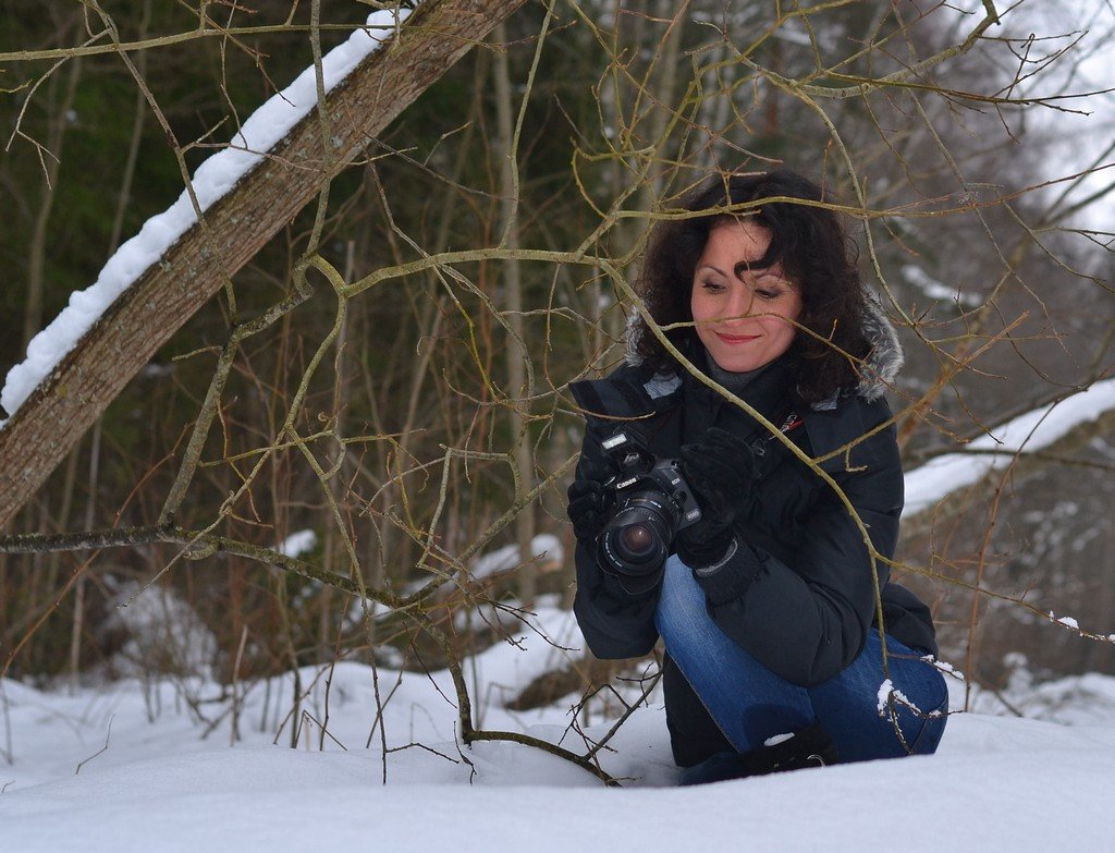Девушка-фотограф в зимнем лесу - Денис Шевчук