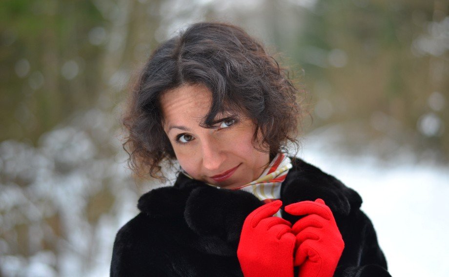 девушка в черной шубе и красных перчатках - Денис Шевчук