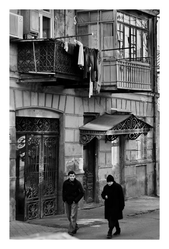Утренняя прогулка с матерью в Старом Тбилиси. - Sulkhan Gogolashvili