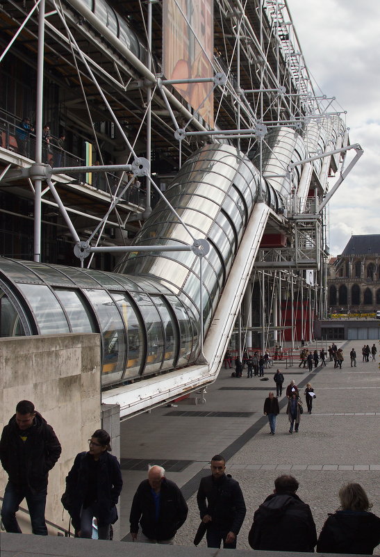 Вид на фронтальную часть Центра Помпиду в Париже. - Евгений Поляков