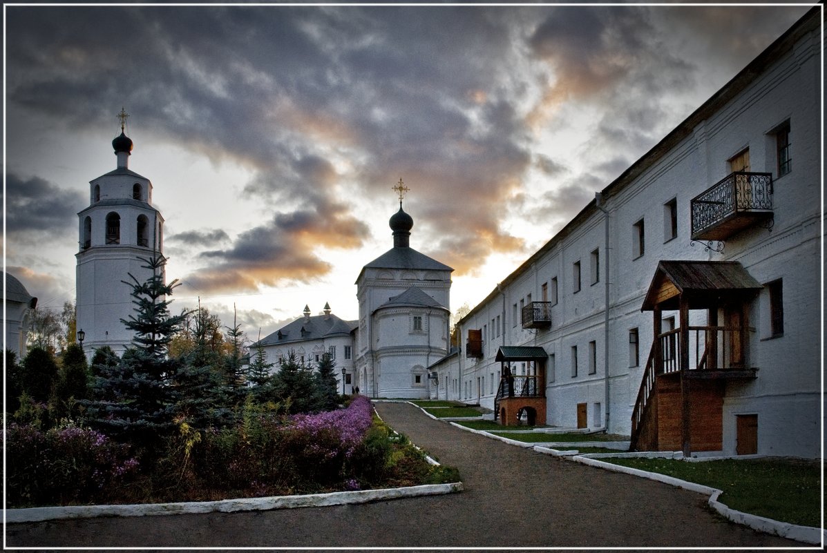 Трифонов монастырь - Владимир Белозеров
