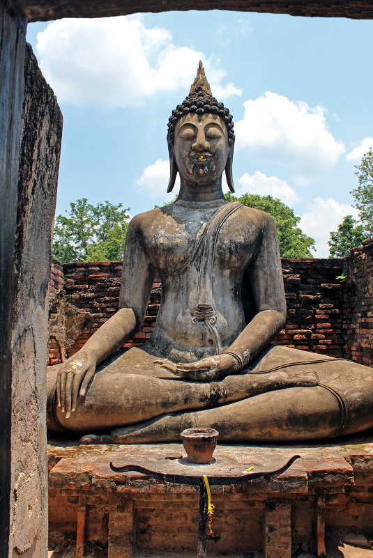 Таиланд. Сукхотай. Старинная статуя Будды - Владимир Шибинский