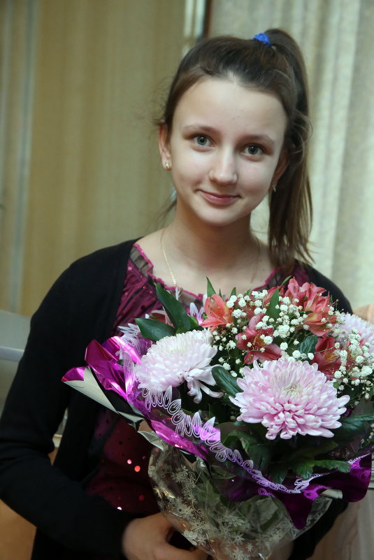 Девушка с цветами - Владимир Карлов