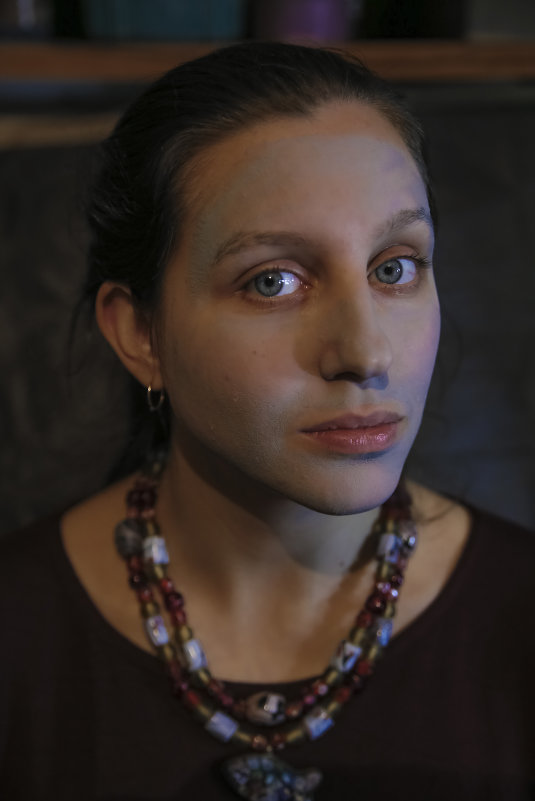 Портрет девушки с маской (кремом) на лице - Сергей Глотов