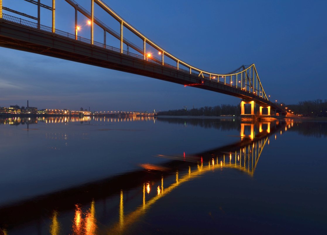 Киев ночью. Пешеходный мост на Труханов остров. - Руслан Безхлебняк