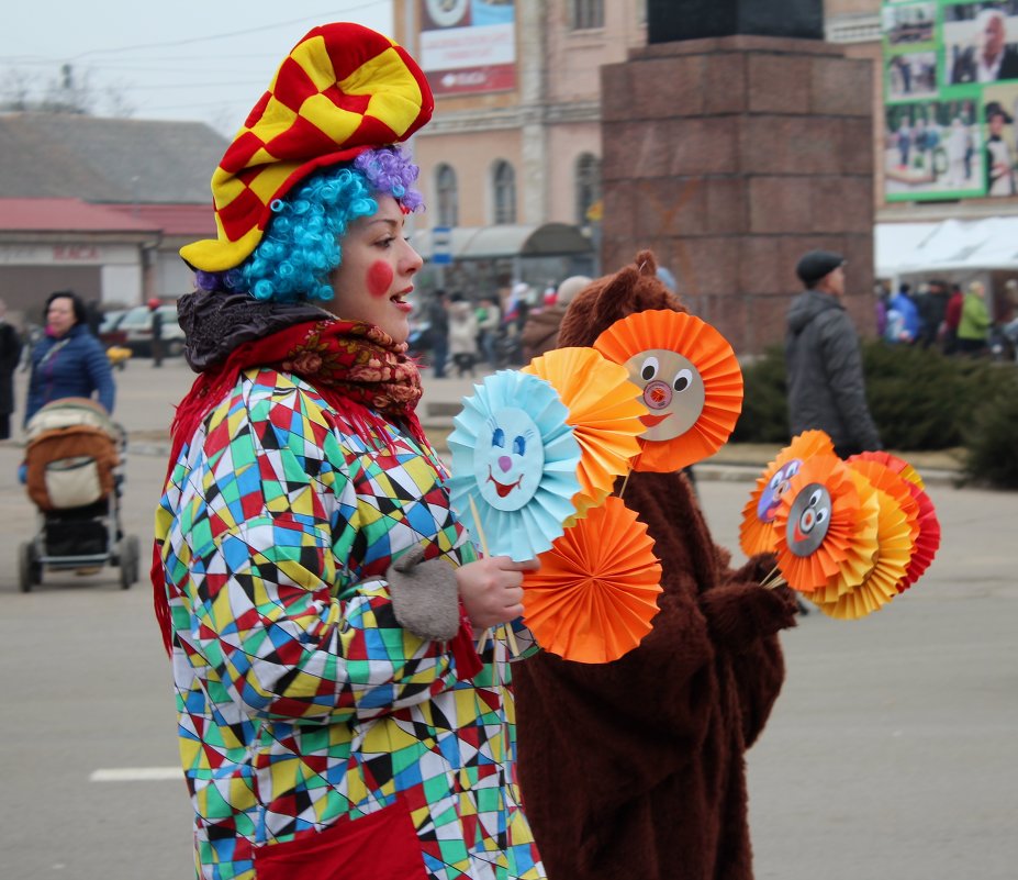 На городском празднике. - Людмила Жданова