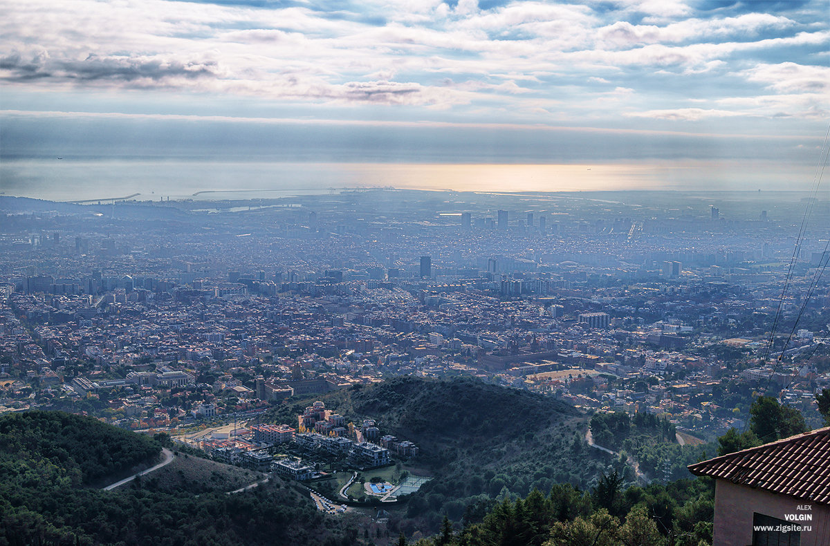 Вид на Барселону со смотровой площадки Тибидабо. - Alex 