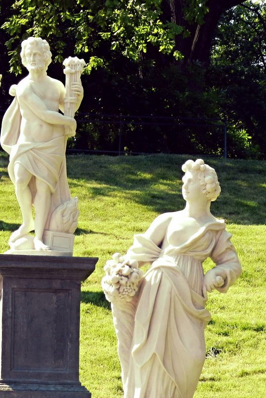 some statues - Елизавета Сноу