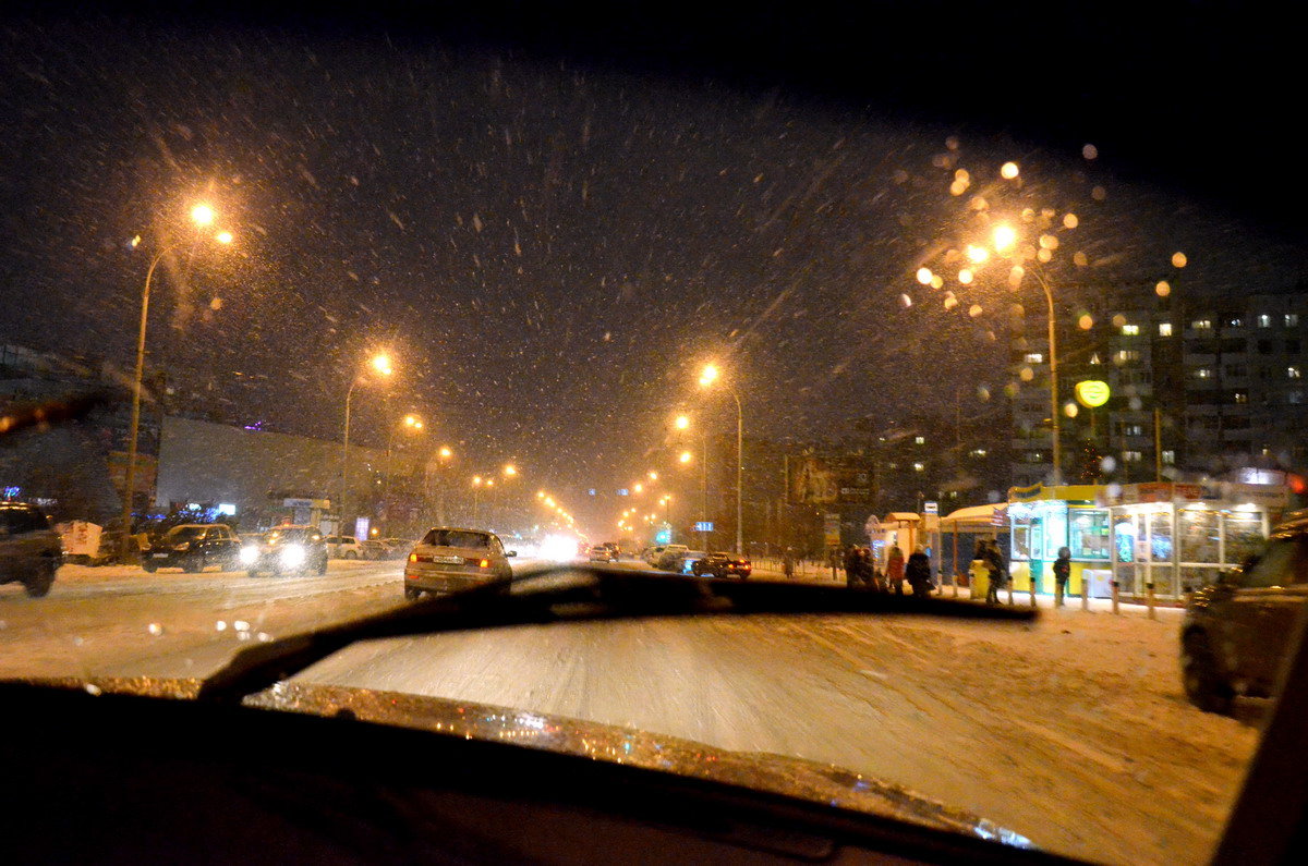 Вид из машины ночью зимой