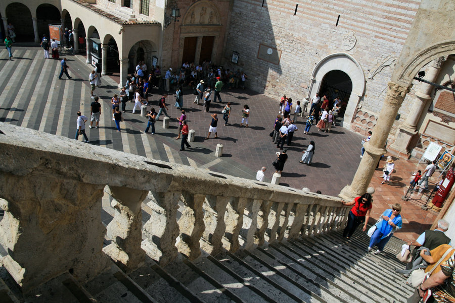 вид на главную площадь Ассизи  с лестницы - Лидия кутузова