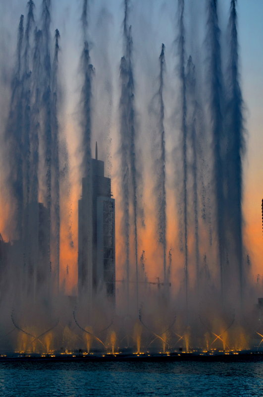 &quot;...у фонтана...&quot;( Дубай,февраль 2014г.) - Виктор Витренко 