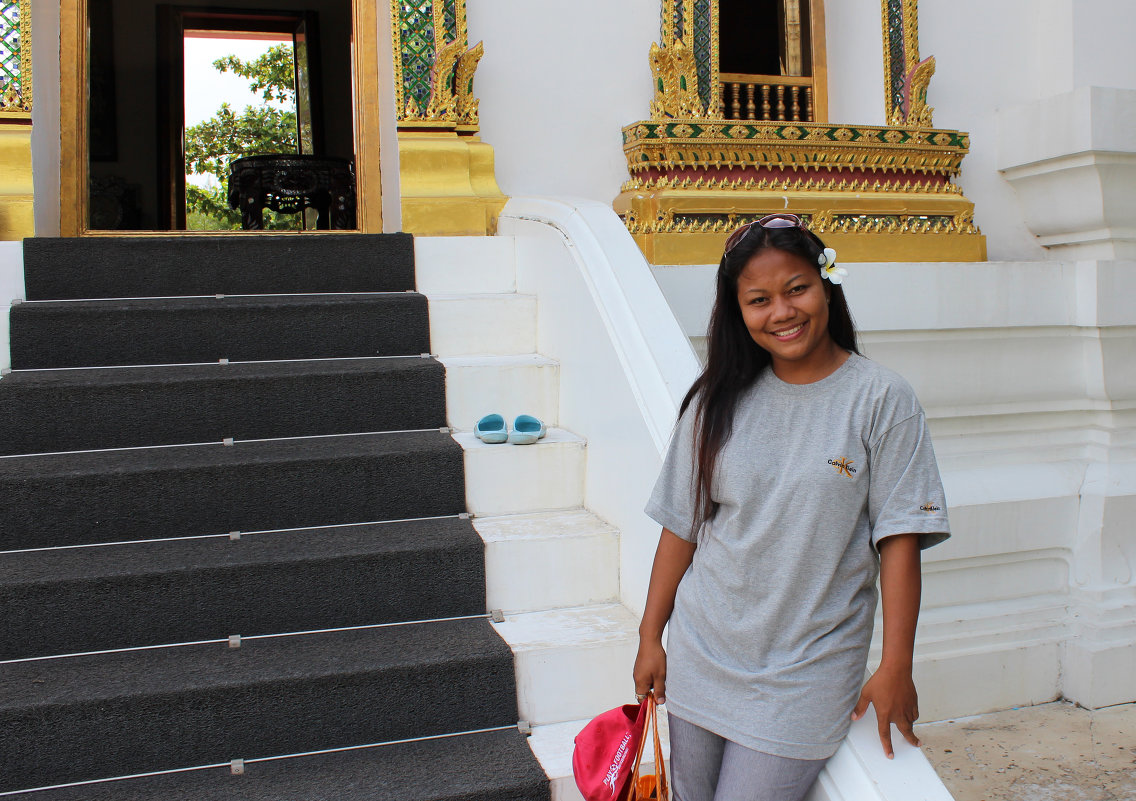 Таиланд. В окрестностях Бангкока. Вверх по лестнице, ведущей в храм - Владимир Шибинский