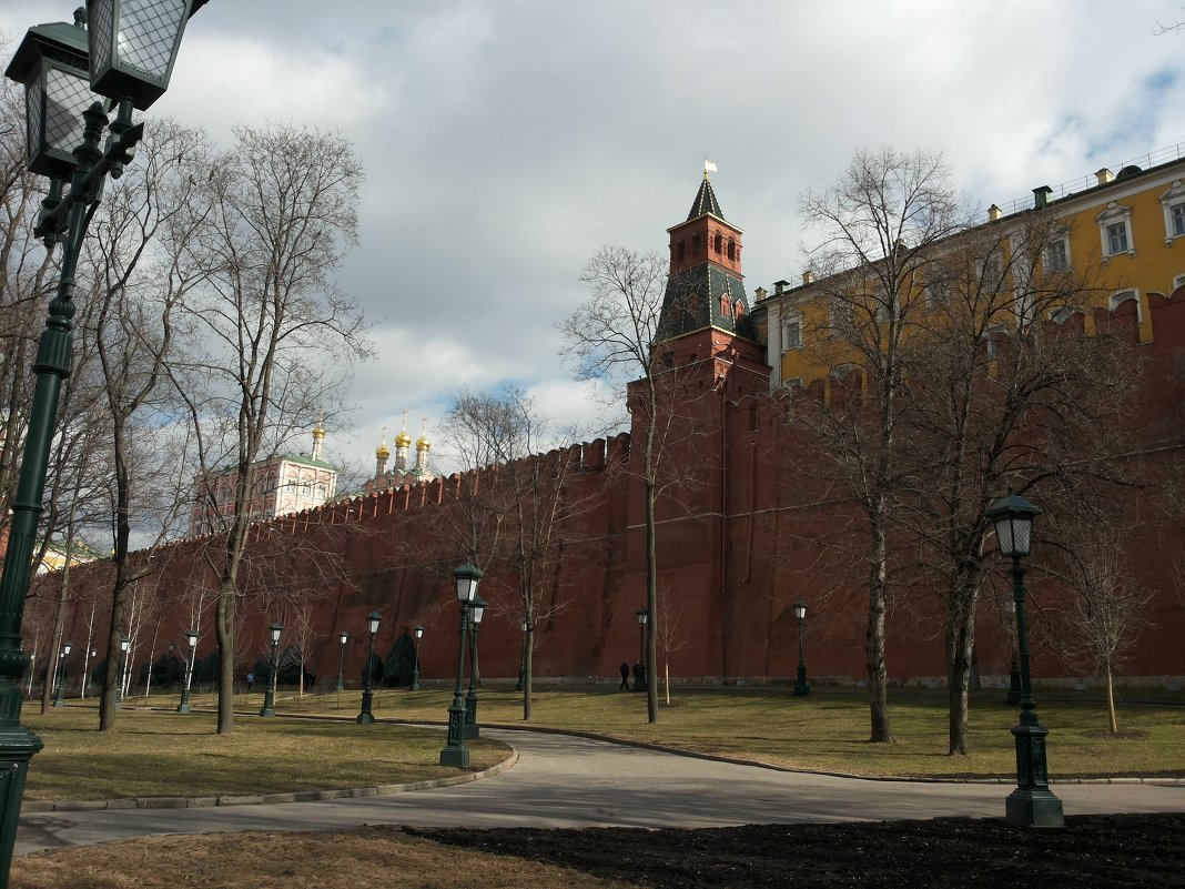 У Кремлевской стены - Владимир Прокофьев