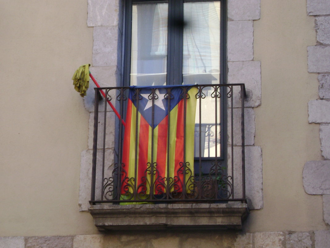Каталония. Флаг.. Город Жерона - Марина Домосилецкая